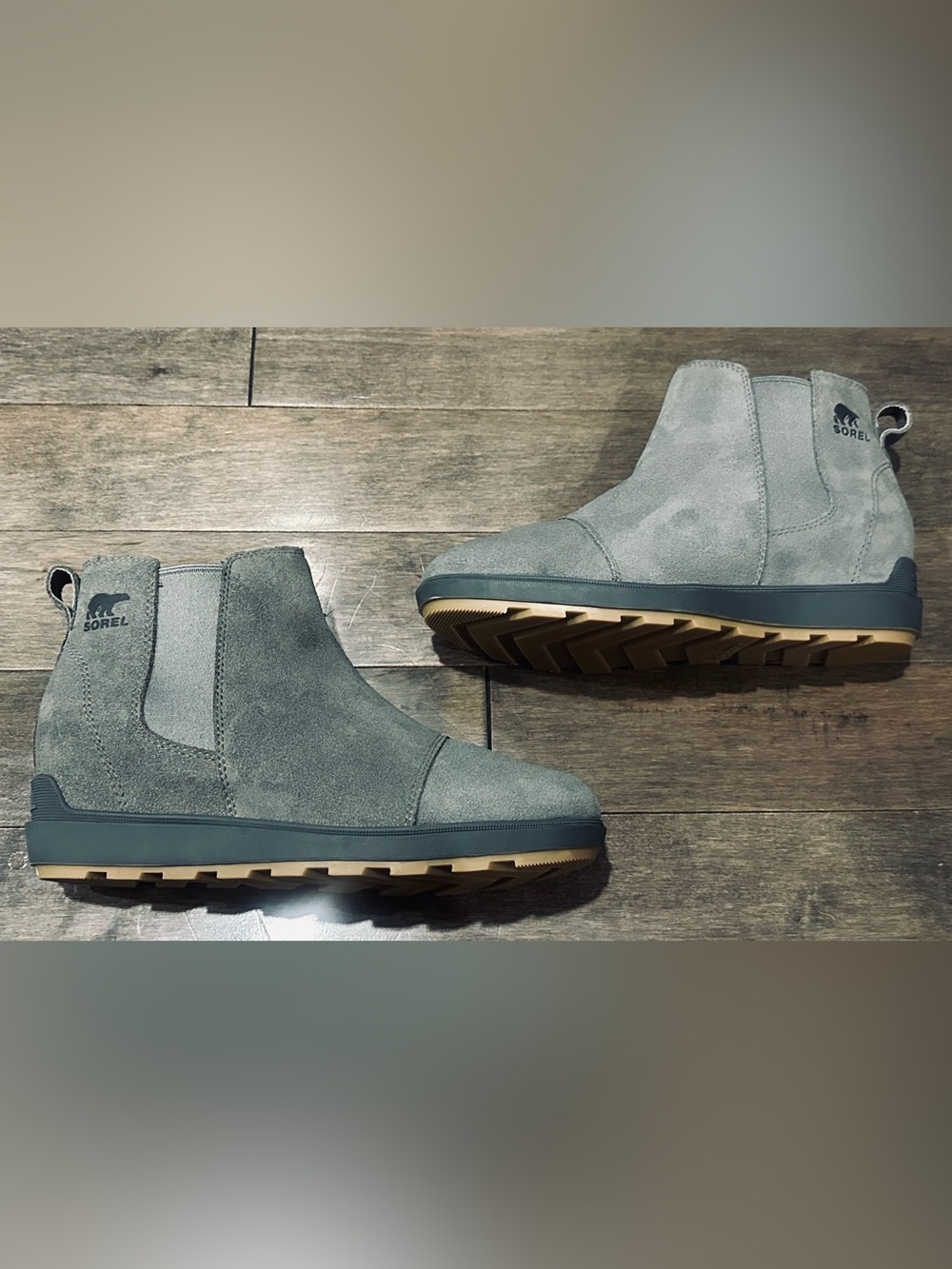 Like New Women’s Sz 9.5 Quarry/ Grill Evie II Chelsea Boots